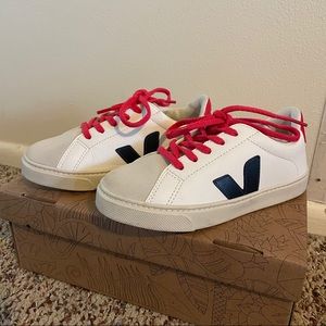 VEJA Kids Size 1 US